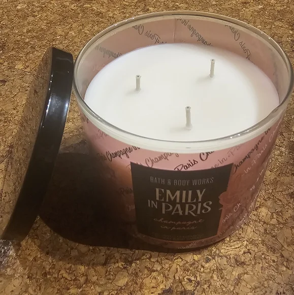 BRAND NEW Limited Edition 3-Wick Emily in Paris Champagne in Paris Candle - Picture 4 of 4